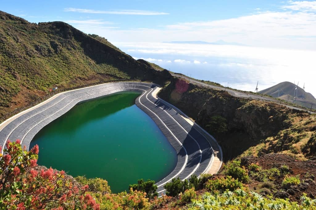 Artificial water detention reservoir