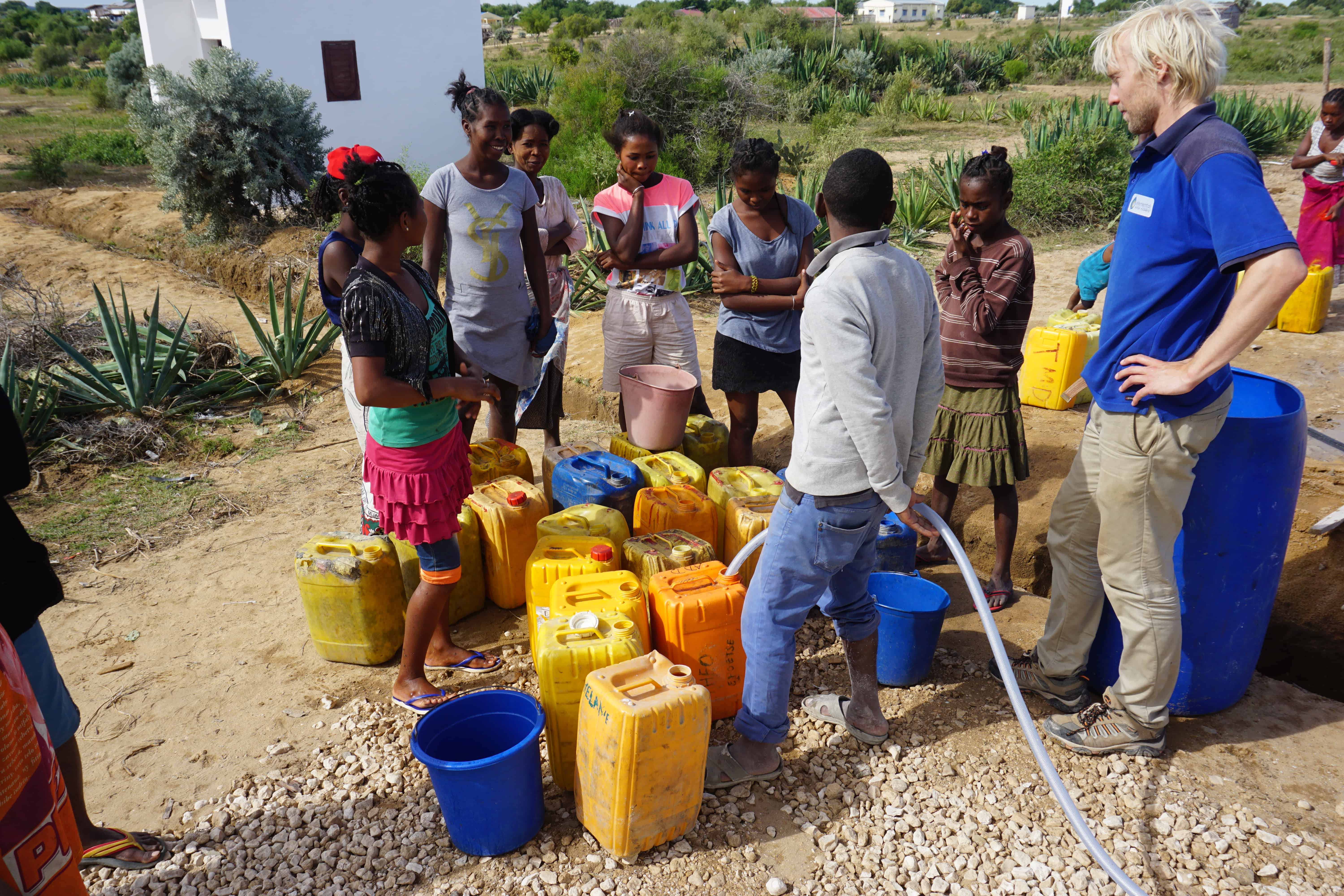 People queing for fresh water in Madagaskar