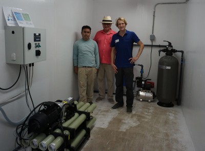 One of our owners (Reinoud Feenstra) next to two happy clients from Belize, who are exited to taste the purified water.