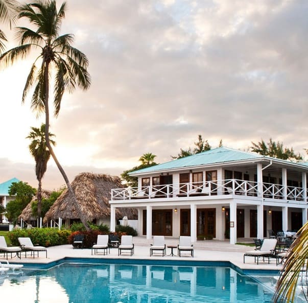 Luxurious Victoria resort with a pool in the front. The pool is filled with desalinated ocean water, which was purified sustainably using only the sun. The costs for the desalination are way cheaper when compared to conventional desalination